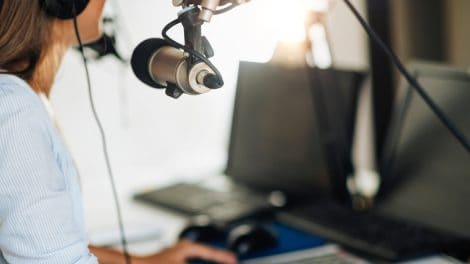 Animatrice radio au micro