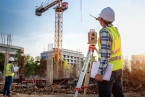 Arpenteur travaillant sur un chantier