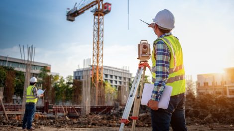 Arpenteur travaillant sur un chantier