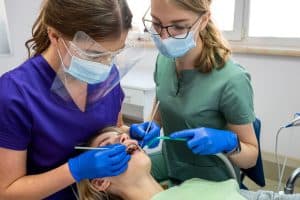 Assistante assiste une dentiste