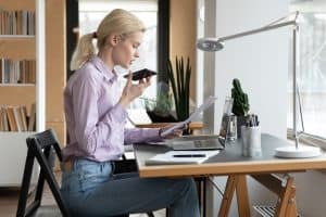 Assistante au téléphone en entreprise