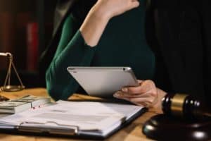 Assistante de justice à son bureau
