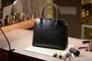 Fabrication d'un sac à mains en cuir dans un atelier