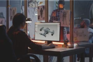 Game designer conçoit un vaisseau spatial sur ordinateur pour un jeu vidéo