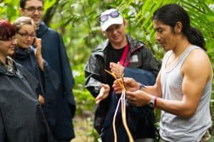Guide local avec des touristes dans la réserve de Cuyabeno en Equateur