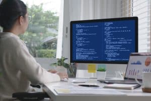 Informaticienne en pleine séance de travail
