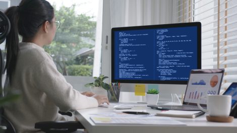 Informaticienne en pleine séance de travail