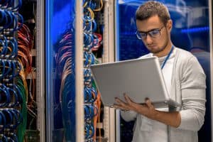 Ingénieur réseaux dans un data center