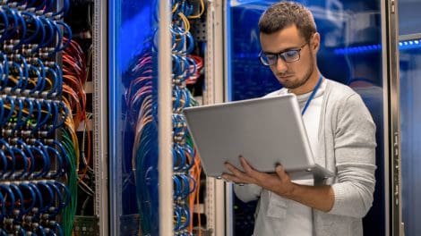 Ingénieur réseaux dans un data center