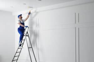 peintre entrain de travailler