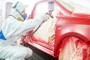 Peinture en rouge d'une carrosserie de voiture