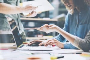 Réunion sur un projet marketing