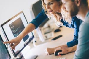 Réunion de travail de deux ingénieurs informatique