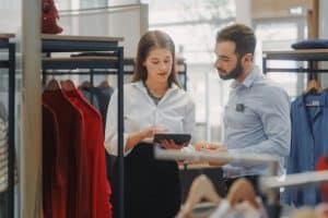 Réunion entre un vendeur et un animateur des ventes dans un magasin
