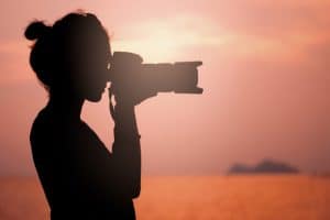 Silhouette d'une jeune femme photographe