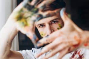 Artiste avec de la peinture sur lui