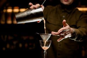 Barman qui sert un cocktail