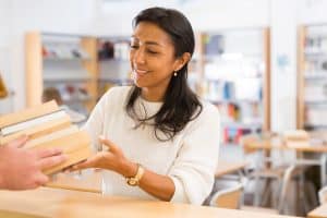 Bibliothècaire qui récupère des livres