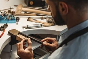 Bijoutier qui travaille sur une bague