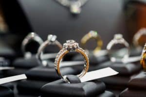 Bijoux sur des présentoires