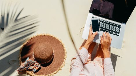 Blogueuse travaille sur une plage au soleil