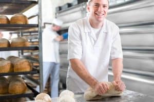 Boulanger fabrique des boules de pain dans son laboratoire
