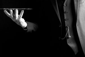 Butler qui tient un plateau