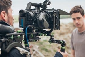 Cadreur qui réalise une prise de vue sur un tournage
