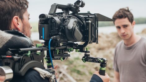 Cadreur qui réalise une prise de vue sur un tournage