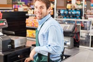 Caissier dans un supermarché