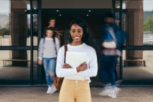Etudiante à l'entrée d'une école
