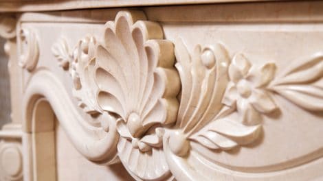 Gros plan sur les motifs d'une cheminée