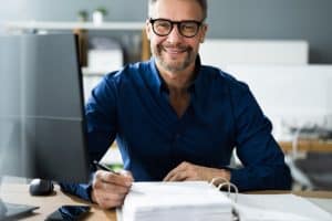 Homme travaillant à son bureau