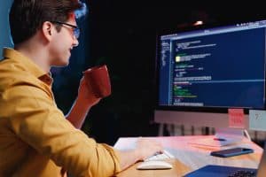 Informaticien qui travaille sur son ordinateur