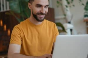 Jeune homme travaillant devant un ordinateur