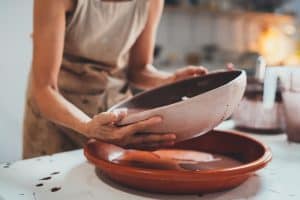 Peinture d'un plat en céramique