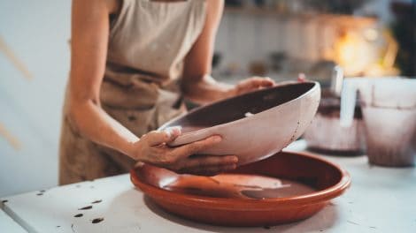 Peinture d'un plat en céramique