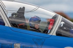 Pilote d'avion dans son poste de pilotage