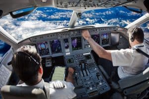 Pilotes de ligne dans le cockpit d'un avion en vol