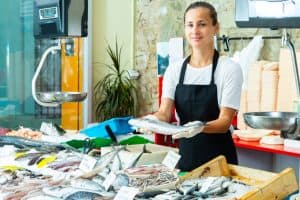 Poissonnière derrière son étalage