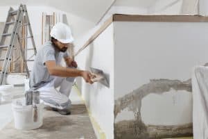 Pose d'un enduit de finition sur un mur