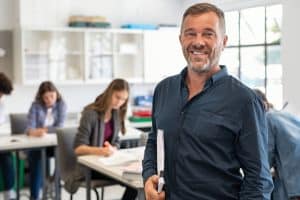 Professeur dans sa classe avec ses élèves