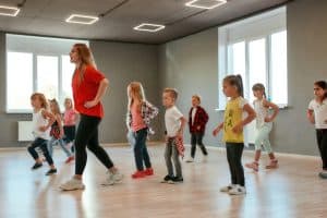 Professeur donne un cours de danse à des enfants