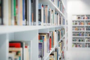Rayons dans une bibliothèque
