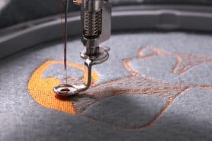 Réalisation d'une broderie avec machine à broder
