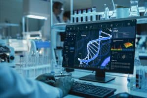 Recherche sur l'ADN sur un ordinateur dans un laboratoire scientifique