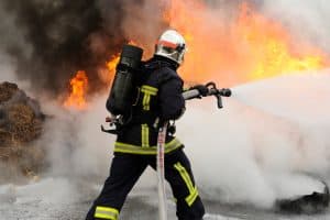 Sapeur pompier entrain d'éteindre un incendie