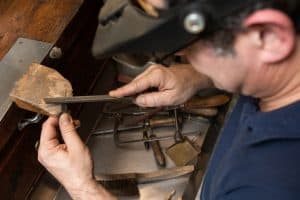 Travail d'un artisan argenteur