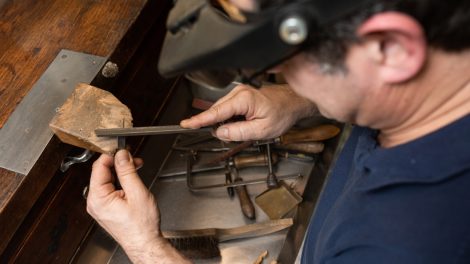 Travail d'un artisan argenteur