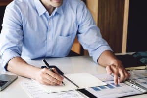 Travail sur des tableaux et graphiques financiers